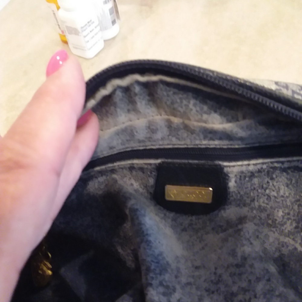 Gucci Beige & Black GG Canvas Shoulder Bag - Picture 7 of 11